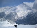  Raz har akrobatik med Les Grands Montets i bakgrunden